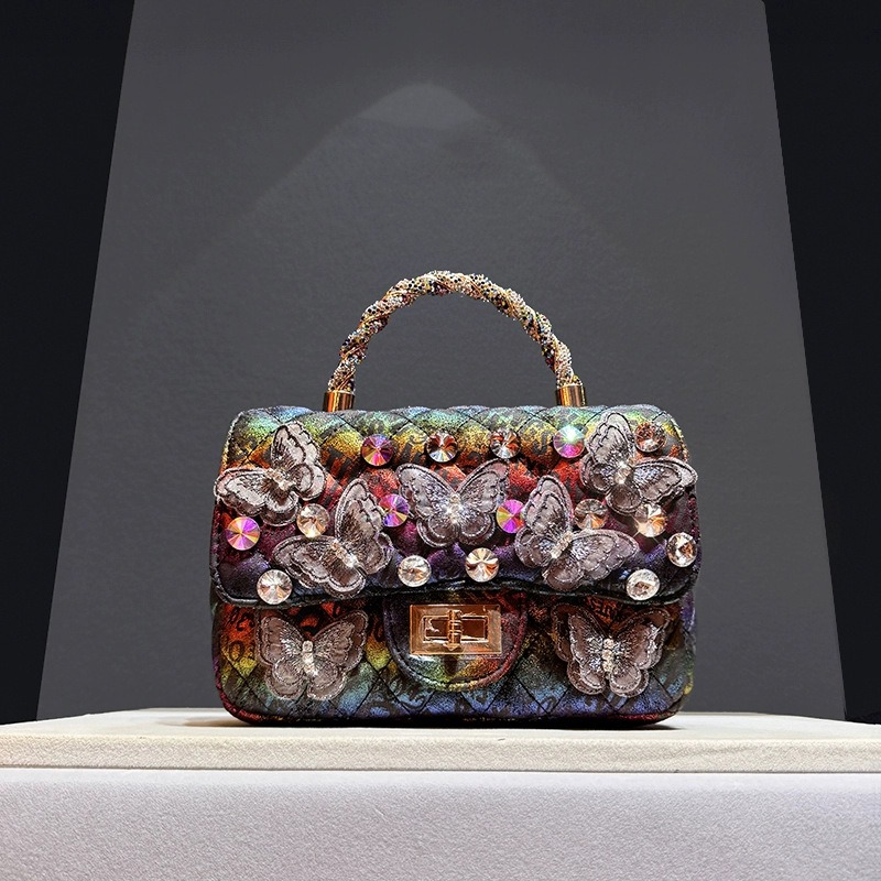 Women Bags Trend 2025 - กระเป๋าถือผู้หญิงสไตล์เรโทรหรูหราประดับเพชรรูปผีเสื้อพร้อมสายสะพายโซ่โลหะ ปี 2025