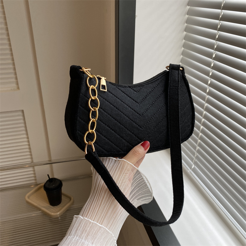 Women Bags Chanel - กระเป๋าสะพายไหล่ขนาดเล็กสำหรับผู้หญิง แฟชั่นกระเป๋าผ้าสักหลาด ดีไซน์ทันสมัย กระเป๋าถือใต้วงแขนสวยงาม กระเป๋าทรงพระจันทร์เสี้ยว รุ่น